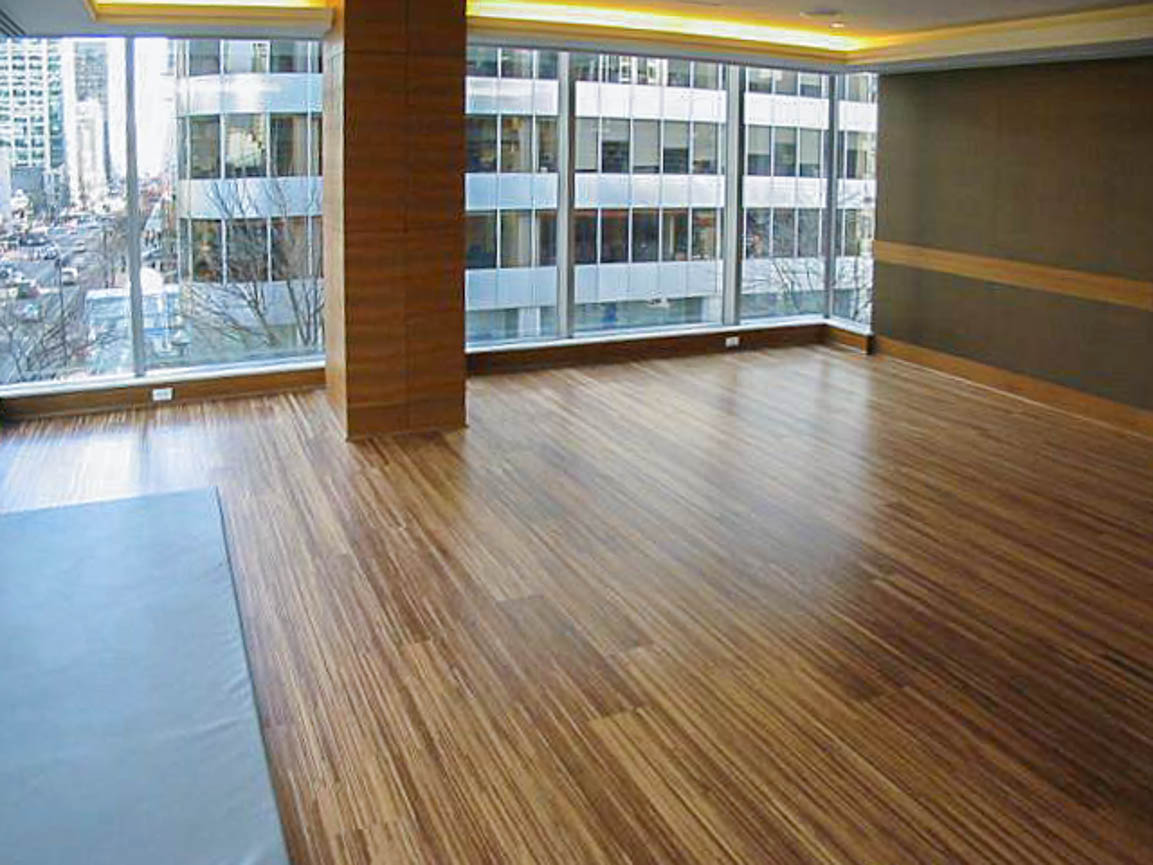 Bright living room with hardwood floors and city view. - 2806 - 1111 Alberni Street, Vancouver Downtown