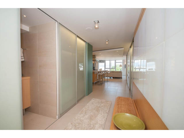 Bright kitchen with modern appliances and a view of the dining area. - 708 - 27 Alexander St, Vancouver Downtown