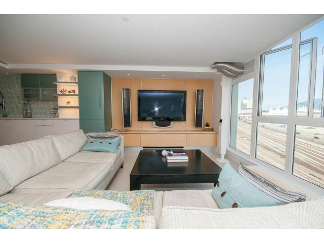 Bright living room with city view and modern furnishings. - 708 - 27 Alexander St, Vancouver Downtown