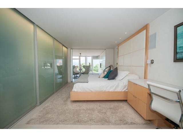 Spacious 1-bedroom condo with modern furnishings, large windows, and a cozy living area. - 708 - 27 Alexander St, Vancouver Downtown