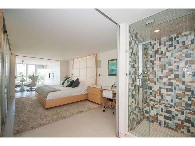 Spacious 1-bedroom condo with modern tile shower, large windows, and cozy bedding. - 708 - 27 Alexander St, Vancouver Downtown