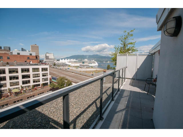 Furnished balcony with city view and modern furnishings. - 708 - 27 Alexander St, Vancouver Downtown