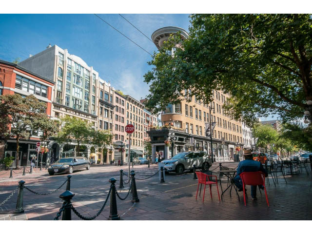 Furnished 1-bedroom condo with brick-paved courtyard and city views. - 708 - 27 Alexander St, Vancouver Downtown