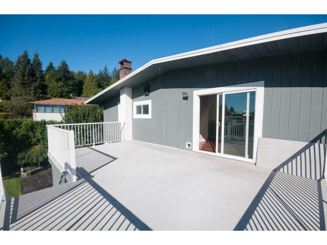 Furnished 5-bedroom + den house with a spacious deck and modern design. - 4135 Golf drive, North Vancouver