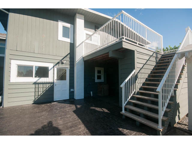 Furnished 5-bedroom + den house with wooden stairs and deck, modern design. - 4135 Golf drive, North Vancouver
