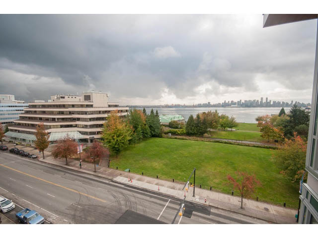 Bright penthouse with city view and green park, hardwood floors, and modern furnishings. - 524 - 255 West 1st St, North Vancouver