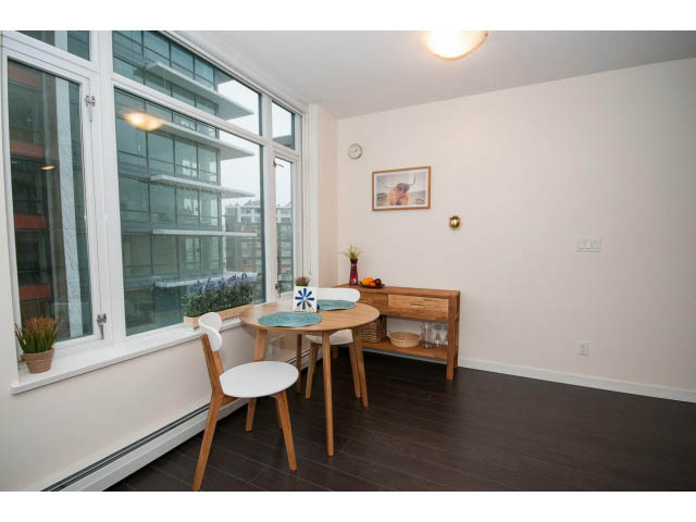 Bright living room with hardwood floors, city view, and modern decor. - 802 - 1708 Columbia St, Vancouver West Side
