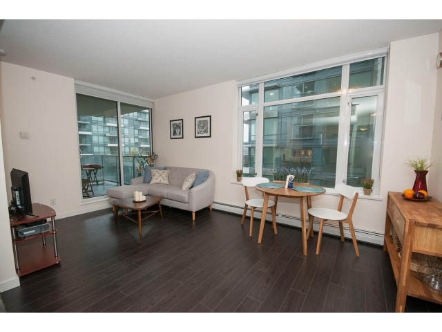 Spacious living room with hardwood floors, city view, and modern furniture. - 802 - 1708 Columbia St, Vancouver West Side
