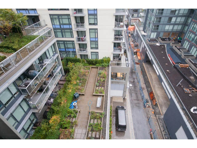 Furnished 1-bedroom with rooftop garden and city views. - 802 - 1708 Columbia St, Vancouver West Side