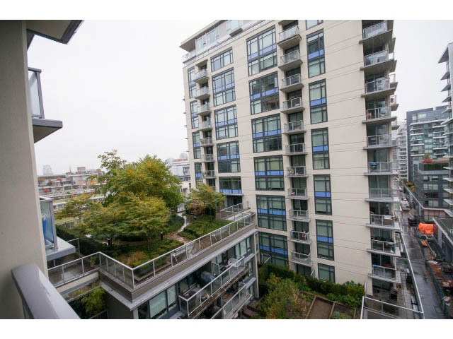 Spacious 1-bedroom condo with city view and balcony access. - 802 - 1708 Columbia St, Vancouver West Side