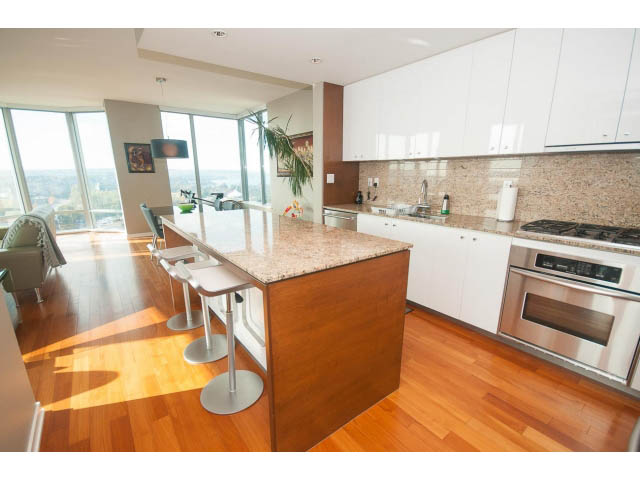 Bright kitchen with granite countertops, hardwood floors, and a city view. - 2401 - 1005 Beach Avenue, Vancouver Downtown