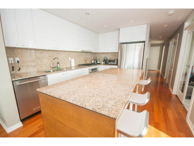 Bright kitchen with granite countertops and hardwood floors, modern design. - 2401 - 1005 Beach Avenue, Vancouver Downtown