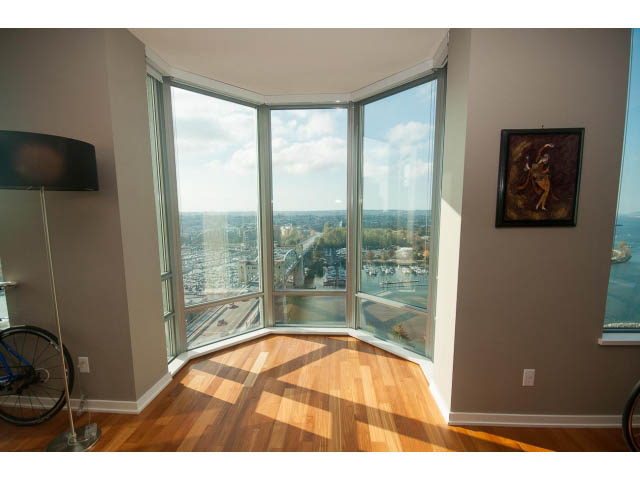 Bright living room with hardwood floors and a stunning city view. - 2401 - 1005 Beach Avenue, Vancouver Downtown