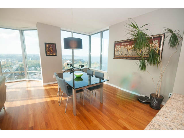 Bright dining area with hardwood floors, city view, and modern decor. - 2401 - 1005 Beach Avenue, Vancouver Downtown