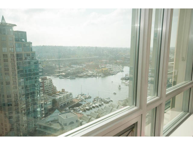Bright living room with stunning city view and marina, modern furnishings. - 2401 - 1005 Beach Avenue, Vancouver Downtown