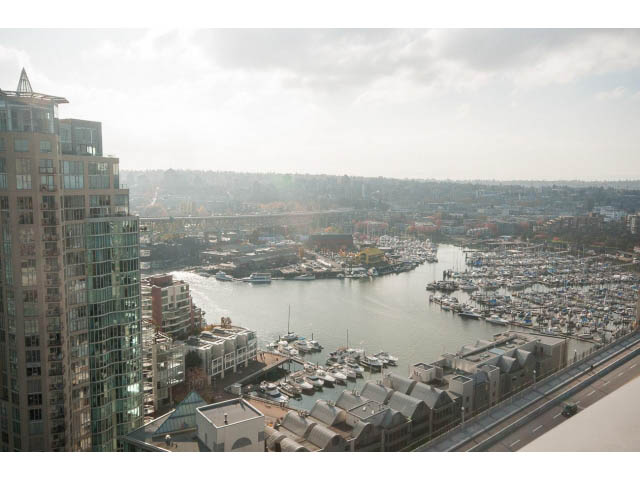Furnished 2-bedroom + den with stunning city view and marina access. - 2401 - 1005 Beach Avenue, Vancouver Downtown