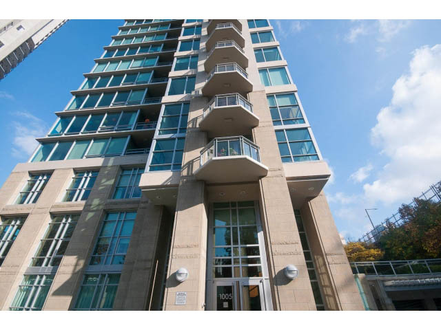 Bright 2-bedroom + den condo with large windows and city views. - 2401 - 1005 Beach Avenue, Vancouver Downtown