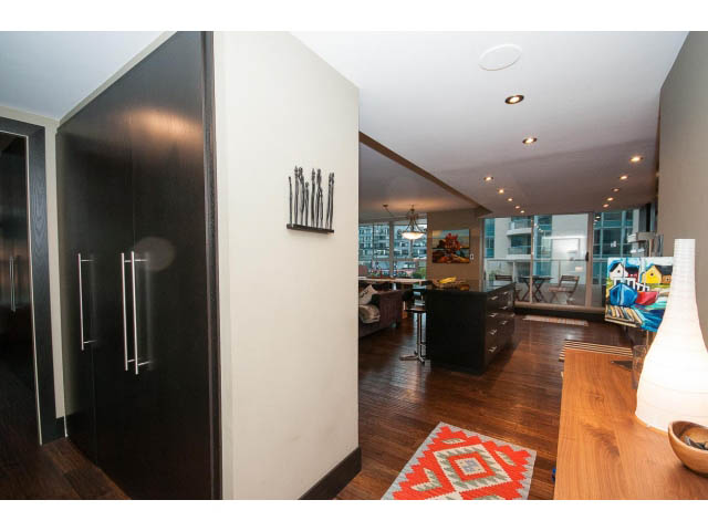 Spacious living room with hardwood floors, city view, and modern decor. - 303 - 717 Jervis St, Vancouver Downtown