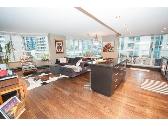 Furnished living room with hardwood floors, city view, and modern decor. - 303 - 717 Jervis St, Vancouver Downtown