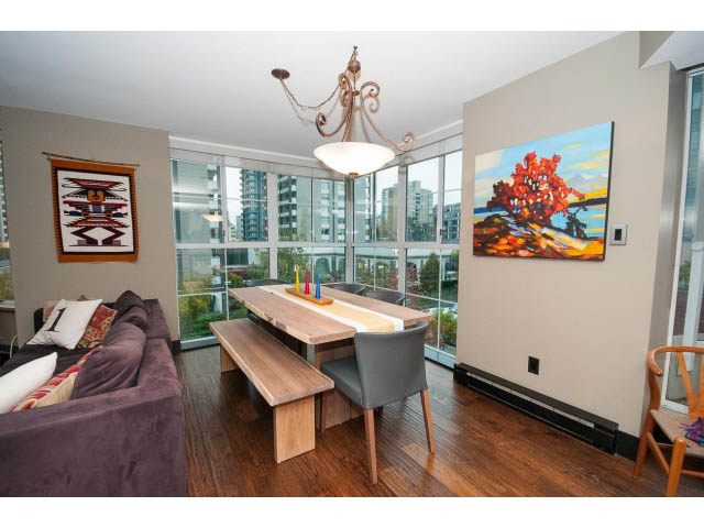 Furnished living room with hardwood floors, city view, and modern decor. - 303 - 717 Jervis St, Vancouver Downtown