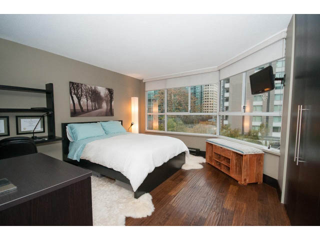 Furnished 2-bedroom + den with hardwood floors, city view, and modern decor. - 303 - 717 Jervis St, Vancouver Downtown