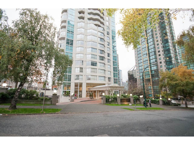Furnished 2-bedroom + den condo with city view and modern furnishings. - 303 - 717 Jervis St, Vancouver Downtown