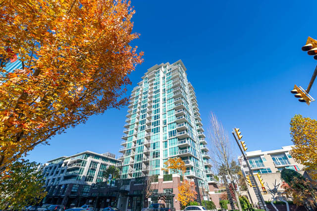 Furnished 2-bedroom condo with city views and modern decor. - 1905 - 138 East Esplanade Ave, North Vancouver
