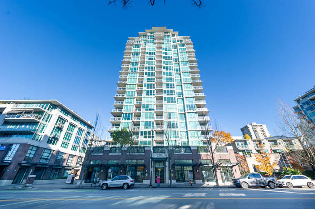 Bright living room with city view and modern furnishings. - 1905 - 138 East Esplanade Ave, North Vancouver
