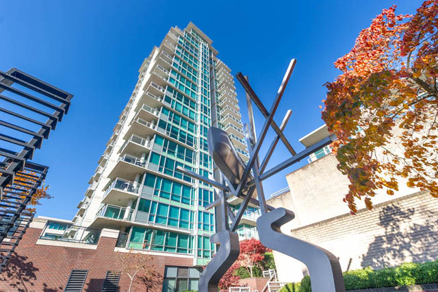 Spacious 2-bedroom condo with modern furnishings and stunning city views. - 1905 - 138 East Esplanade Ave, North Vancouver