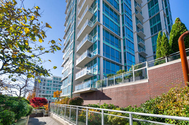 Furnished 2-bedroom condo with modern balcony and city views. - 1905 - 138 East Esplanade Ave, North Vancouver