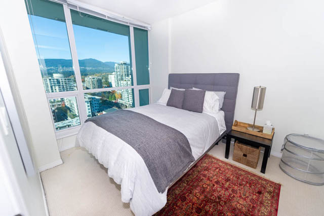Bright bedroom with city view and modern decor. - 1905 - 138 East Esplanade Ave, North Vancouver
