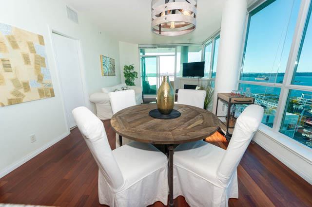 Bright dining area with hardwood floors, city view, and modern decor. - 1905 - 138 East Esplanade Ave, North Vancouver