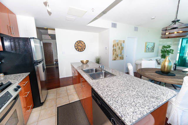 Bright kitchen with granite countertops, hardwood floors, and a city view. - 1905 - 138 East Esplanade Ave, North Vancouver