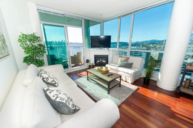 Spacious living room with city view, hardwood floors, and modern furnishings. - 1905 - 138 East Esplanade Ave, North Vancouver