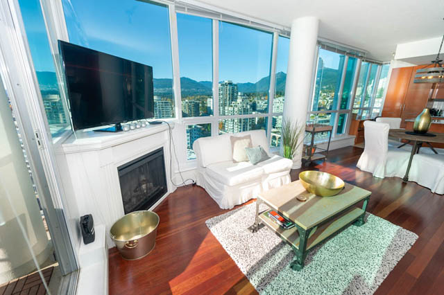 Spacious living room with city view, hardwood floors, and modern furnishings. - 1905 - 138 East Esplanade Ave, North Vancouver