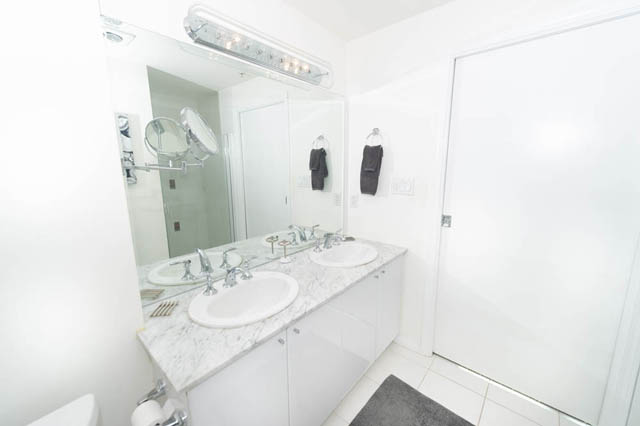 Bright bathroom with white marble countertops and modern lighting fixtures. - 1905 - 138 East Esplanade Ave, North Vancouver