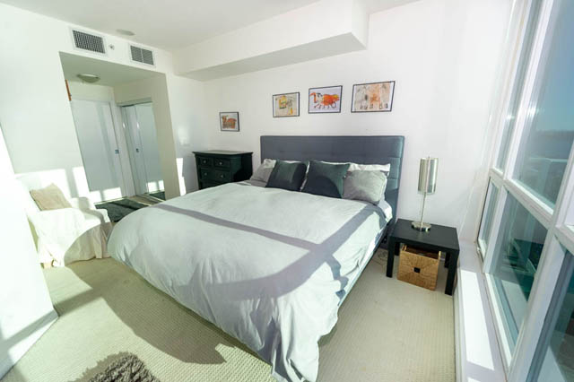 Bright and airy 2-bedroom condo with a city view and modern furnishings. - 1905 - 138 East Esplanade Ave, North Vancouver
