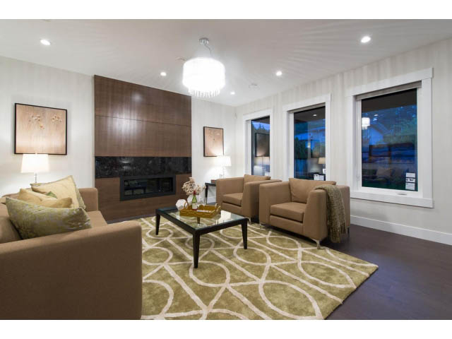 Spacious living room with modern furniture, hardwood floors, and a city view. - 3192 Beverley Cres, North Vancouver