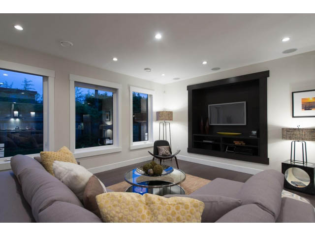 Spacious living room with large windows, modern furniture, and a cozy ambiance. - 3192 Beverley Cres, North Vancouver