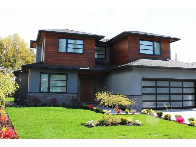 Modern 6-bedroom house with large windows and a well-maintained lawn. - 3192 Beverley Cres, North Vancouver