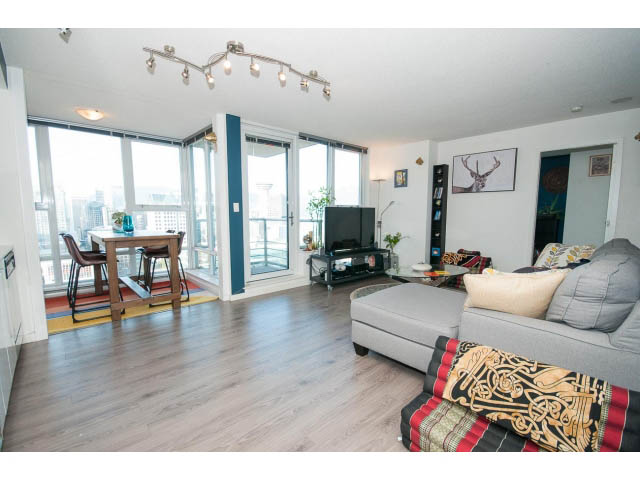Furnished living room with hardwood floors, city view, and modern decor. - 3105 - 602 Citadel Parade, Vancouver Downtown
