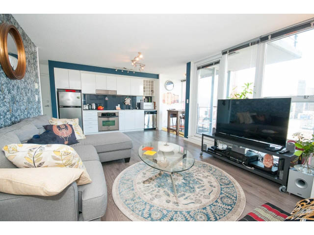 Open-concept living room with hardwood floors, city view, and modern furnishings. - 3105 - 602 Citadel Parade, Vancouver Downtown