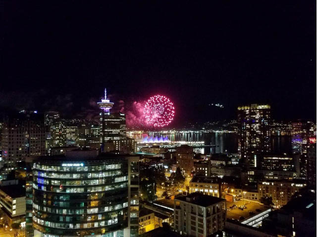 Furnished 1-bedroom condo with stunning city view and vibrant fireworks display. - 3105 - 602 Citadel Parade, Vancouver Downtown