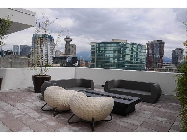 Furnished living room with city view and modern furniture. - 3105 - 602 Citadel Parade, Vancouver Downtown