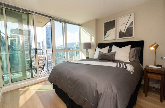 Spacious 1-bedroom + den condo with hardwood floors, city view, and modern furnishings. - 2303 - 1328 West Pender Street, Vancouver Downtown