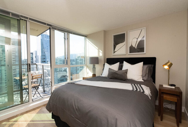 Spacious 1-bedroom + den condo with a stunning city view and hardwood floors. - 2303 - 1328 West Pender Street, Vancouver Downtown