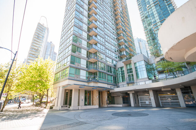 Spacious 1-bedroom + den condo with modern balcony and city views. - 2303 - 1328 West Pender Street, Vancouver Downtown