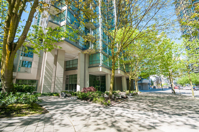 Spacious 1-bedroom + den condo with modern furnishings and a serene courtyard view. - 2303 - 1328 West Pender Street, Vancouver Downtown