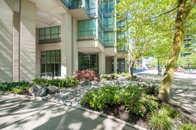 Spacious 1-bedroom + den condo with modern balcony and lush garden. - 2303 - 1328 West Pender Street, Vancouver Downtown