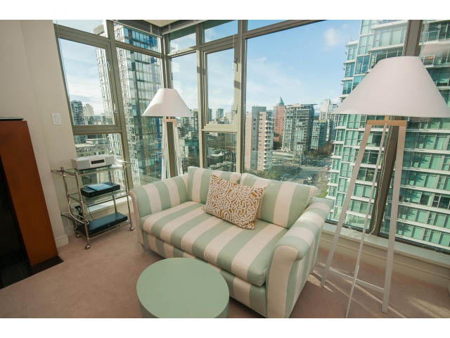 Bright living room with panoramic city view and modern furnishings. - 1402 - 1680 Bayshore Drive, Vancouver Downtown